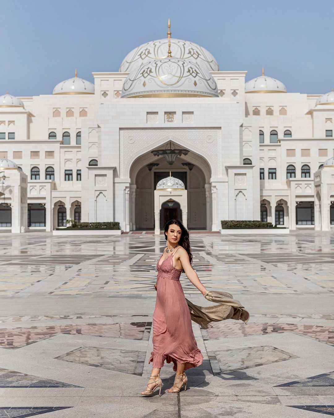Professional Top Photography Near Me in Dubai & Abu Dhabi. Best Photo Portfolio in Hands | Kuckoo.Art